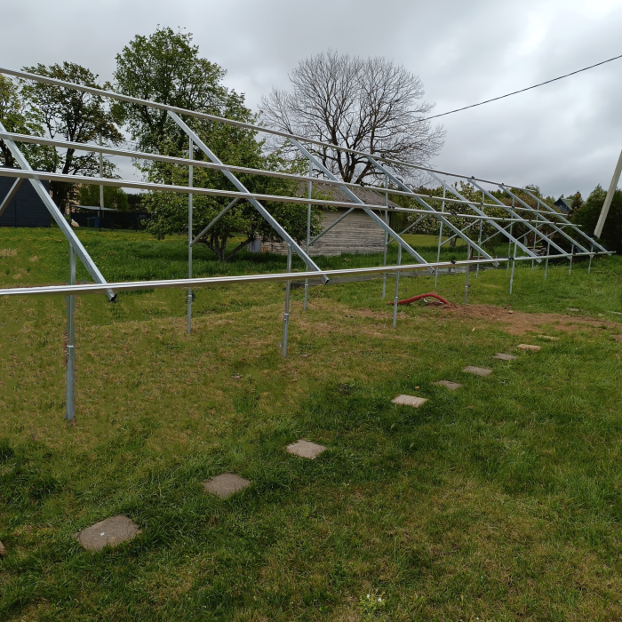 Antžeminė saulės elekterinė su uždėtais profiliais paruošta